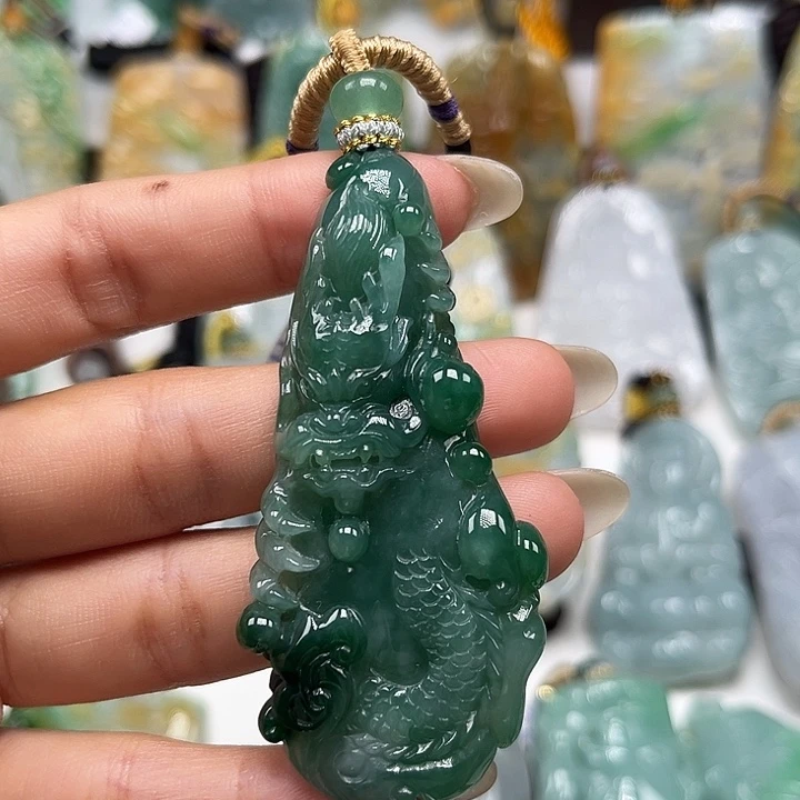 翡翠未镶嵌颈饰龙牌