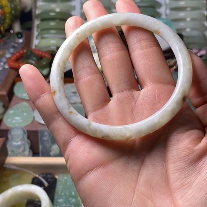 未镶嵌蛇纹石玉颈饰