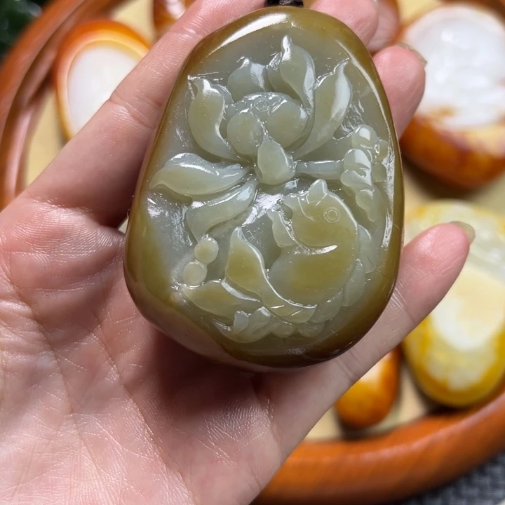 和田玉未镶嵌把件