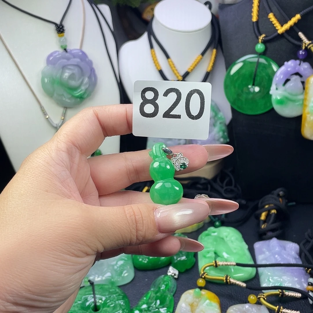 翡翠未镶嵌吊坠(赠链)