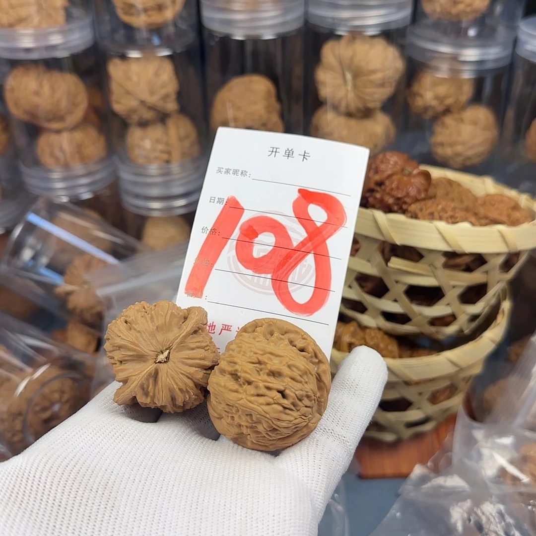 文玩核桃吊坠白狮子