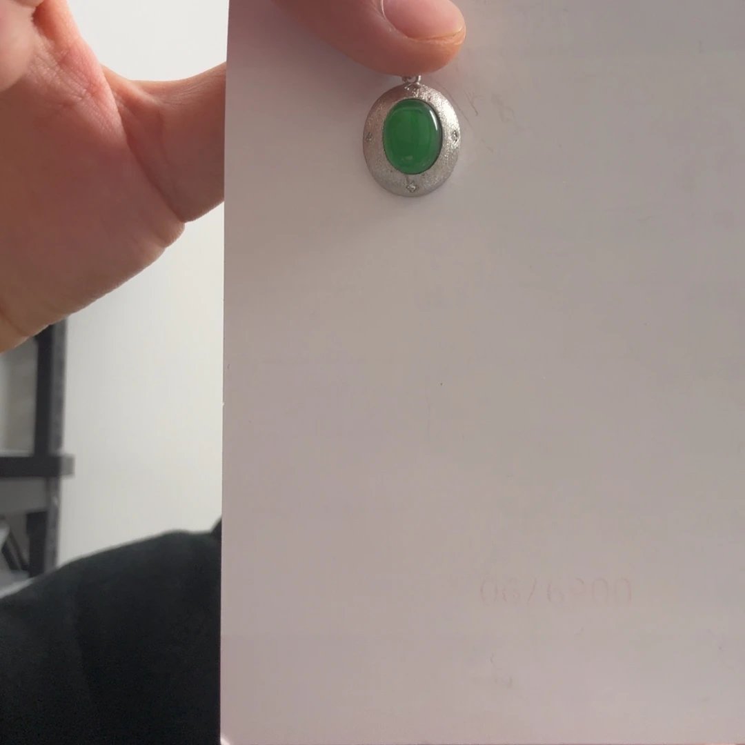 翡翠未镶嵌颈饰一件