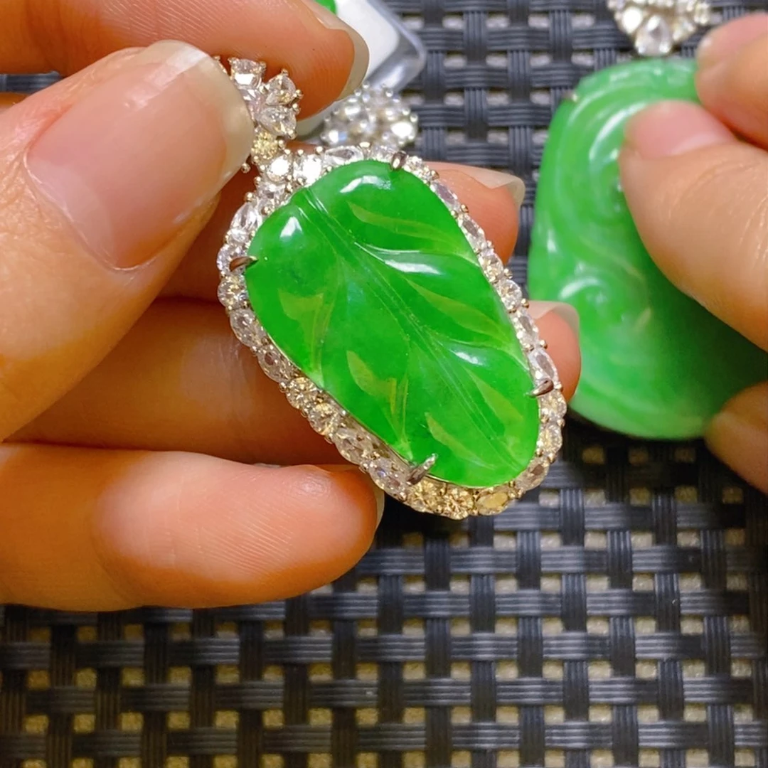 翡翠颈饰银S925镶嵌吊坠