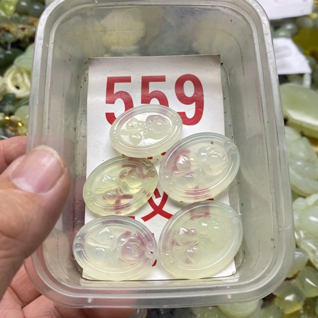 蛇纹石玉挂坠未镶嵌