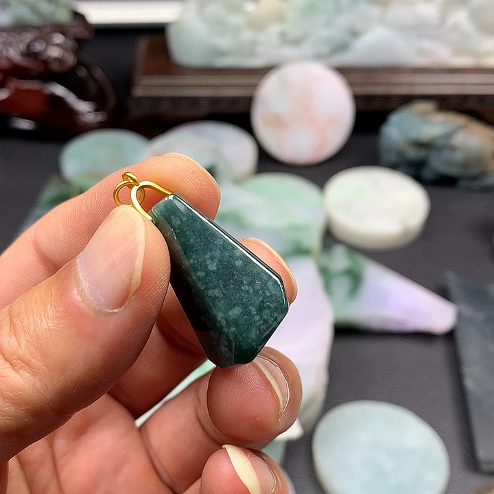 翡翠未镶嵌颈饰随形吊坠