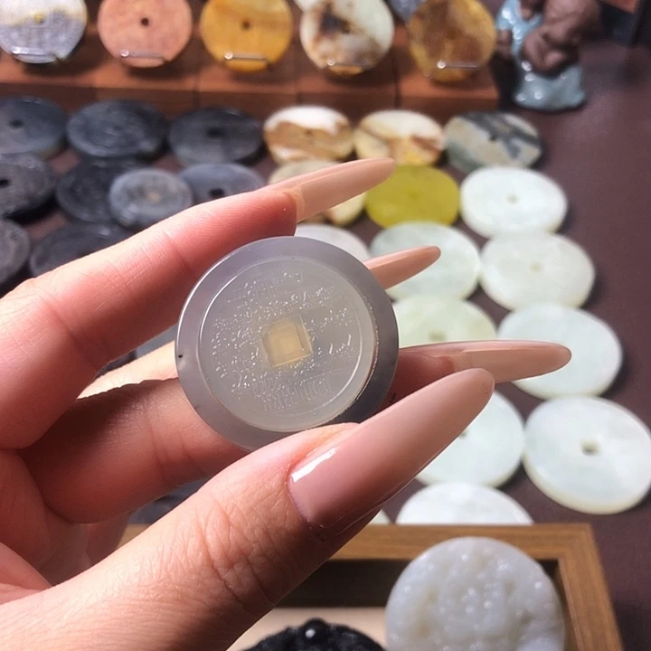 清***酒蛇纹石玉未镶嵌颈饰