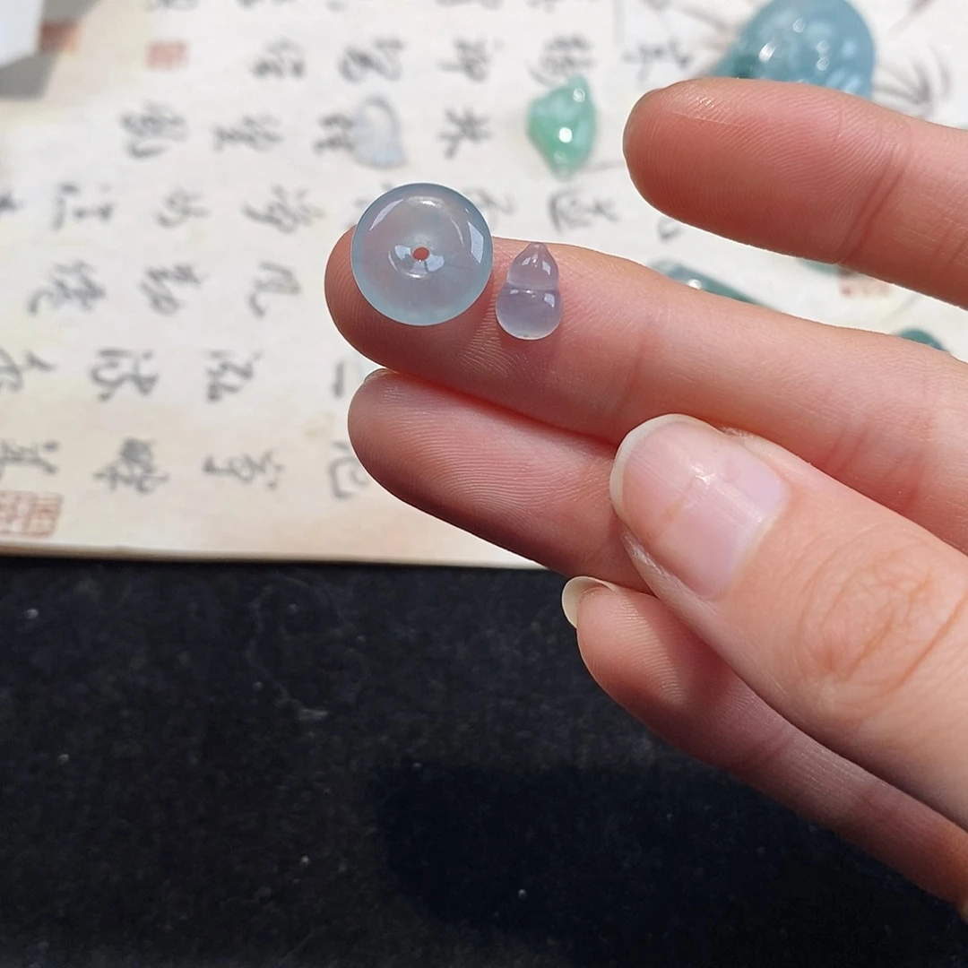 翡翠颈饰未镶嵌肖***气天然翡翠