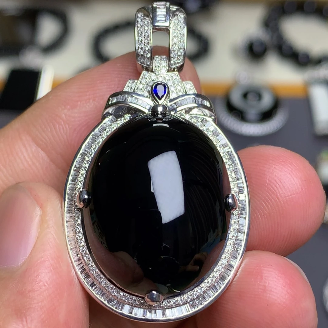 颈饰18K金镶嵌翡翠墨翠蛋面