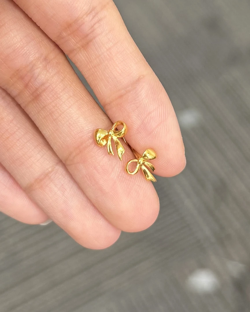 足金999 飘带蝴蝶结耳钉 1.37