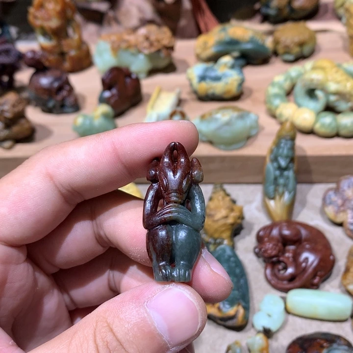 未镶嵌岫岩河磨玉（透闪石质玉）挂件