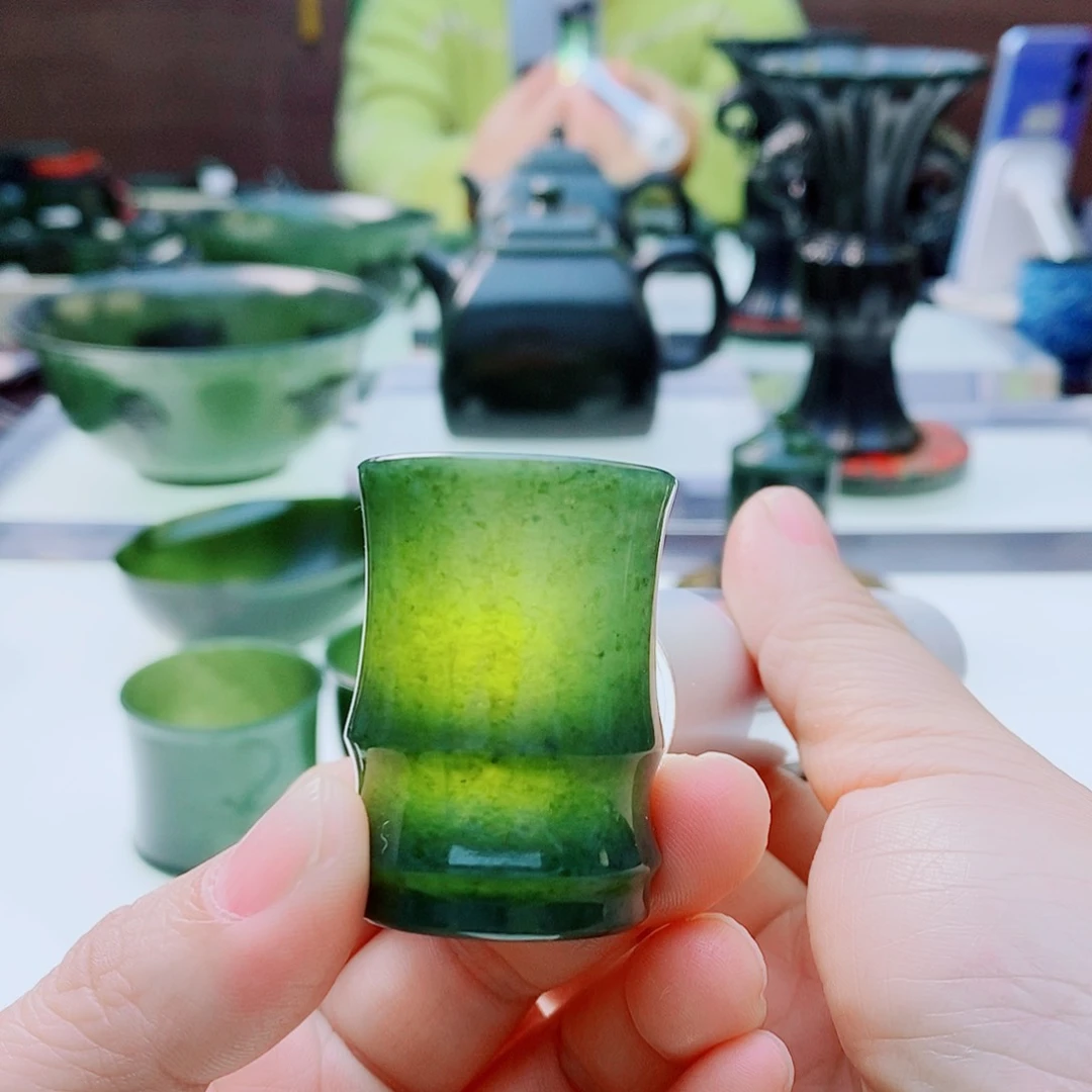 未镶嵌和田玉摆件微瑕