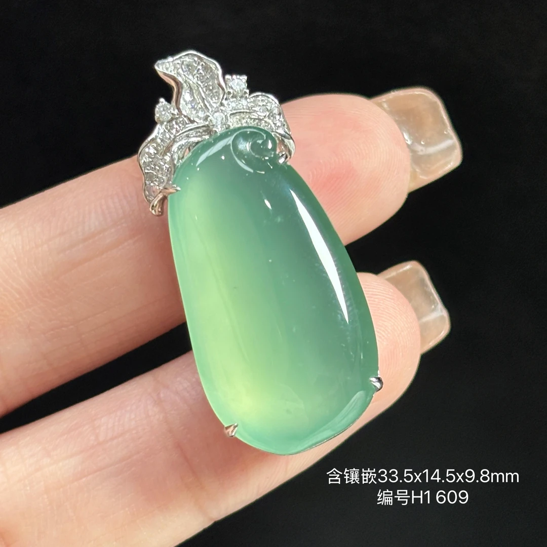 《缅甸珠宝严选》缅甸翡翠高冰晴绿福瓜吊坠（下单质询客服）LQ