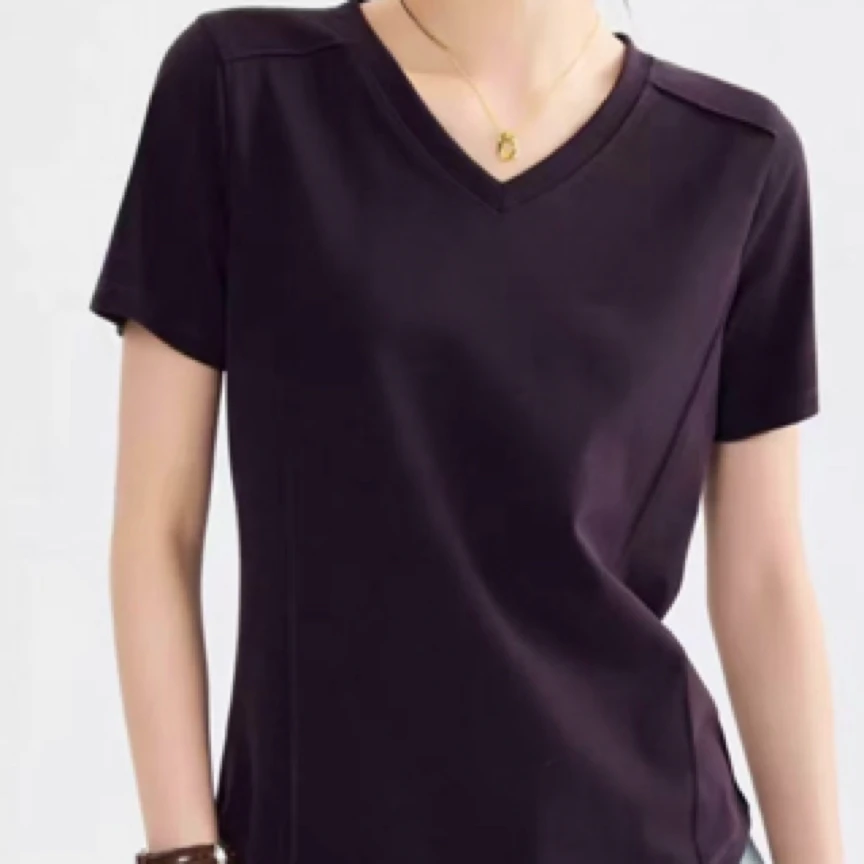 舒适简单大方小V领小衫