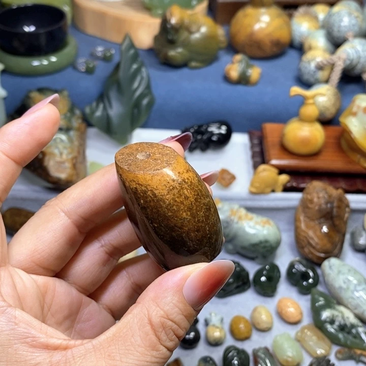未镶嵌岫岩河磨玉（透闪石质玉）把件