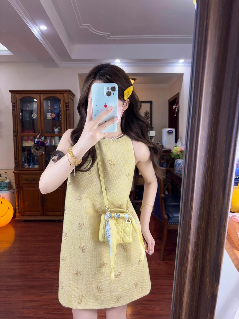 法式高级感洋气显瘦无袖挂脖连衣裙子夏日穿搭绝美气质减龄小裙子