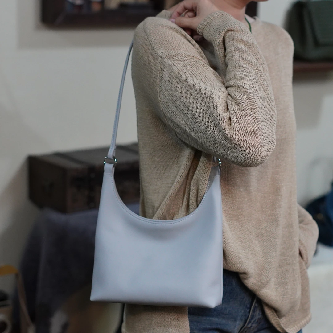 [冰语]2025春夏百搭时尚气质新款简约风手腕单肩真皮女包-240508