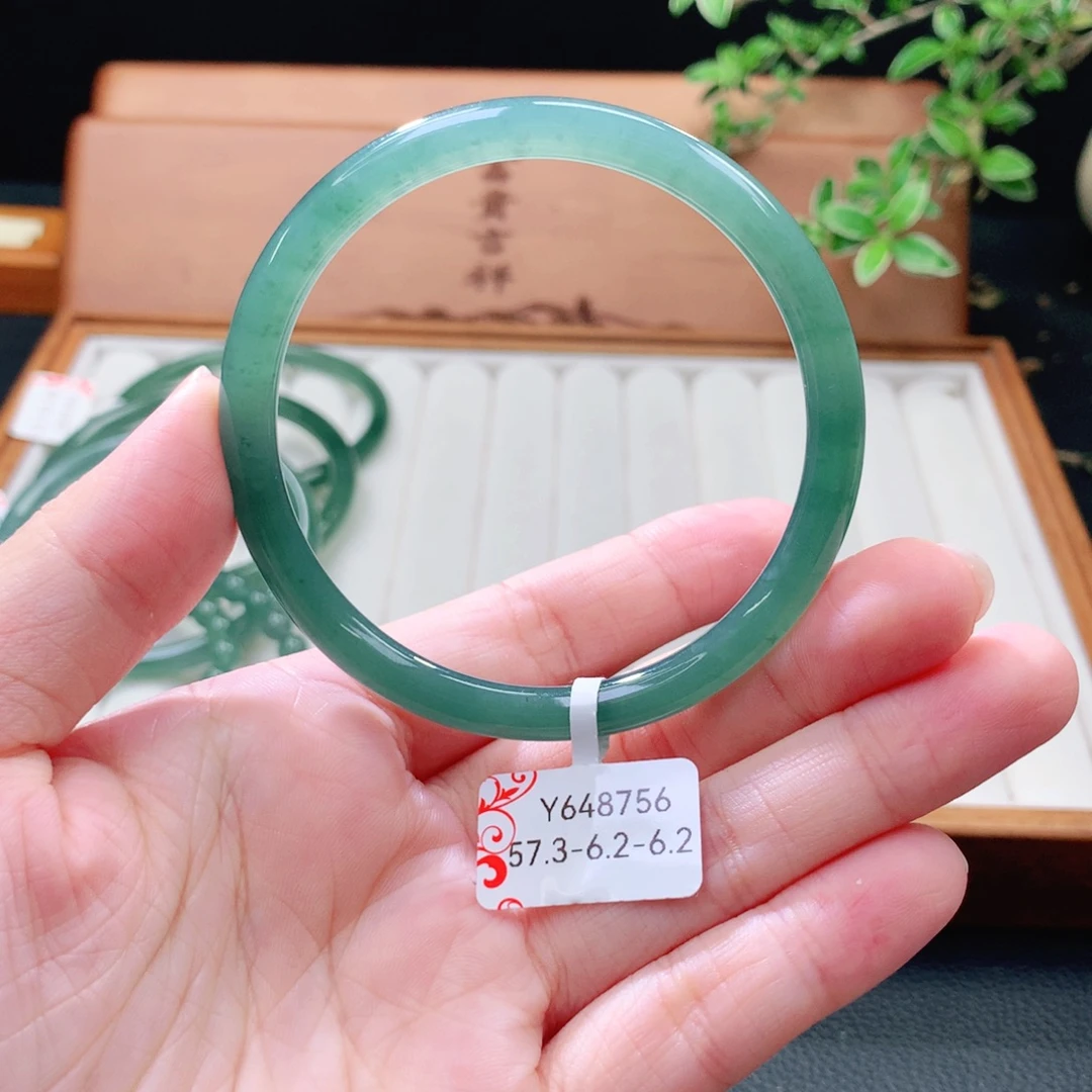 翡翠未镶嵌手镯(圆镯)