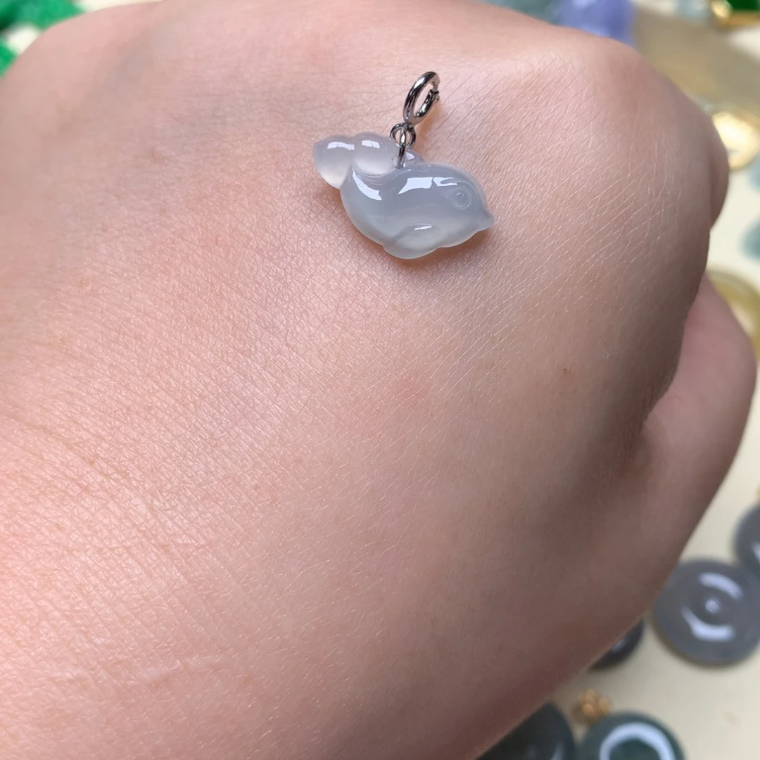 翡翠未镶嵌颈饰翡翠海豚