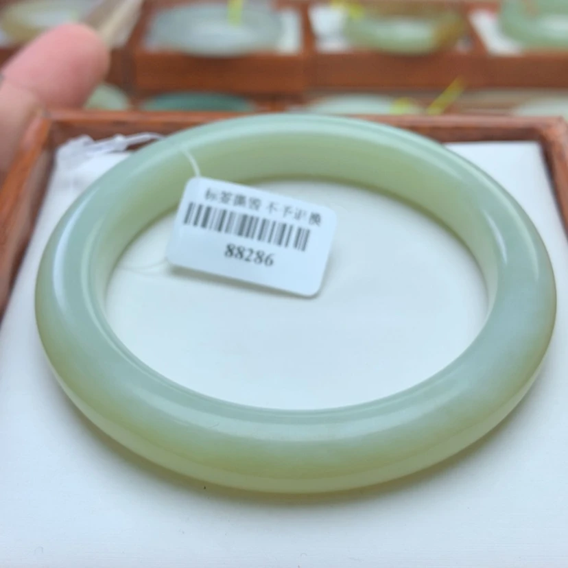 【闪购商品】和田玉手镯未镶嵌56