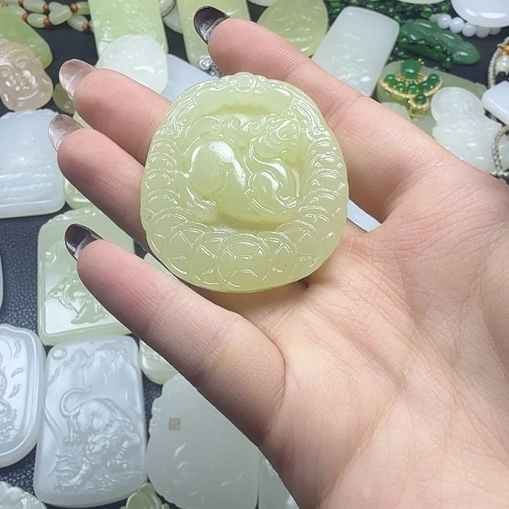 石英质玉未镶嵌颈饰