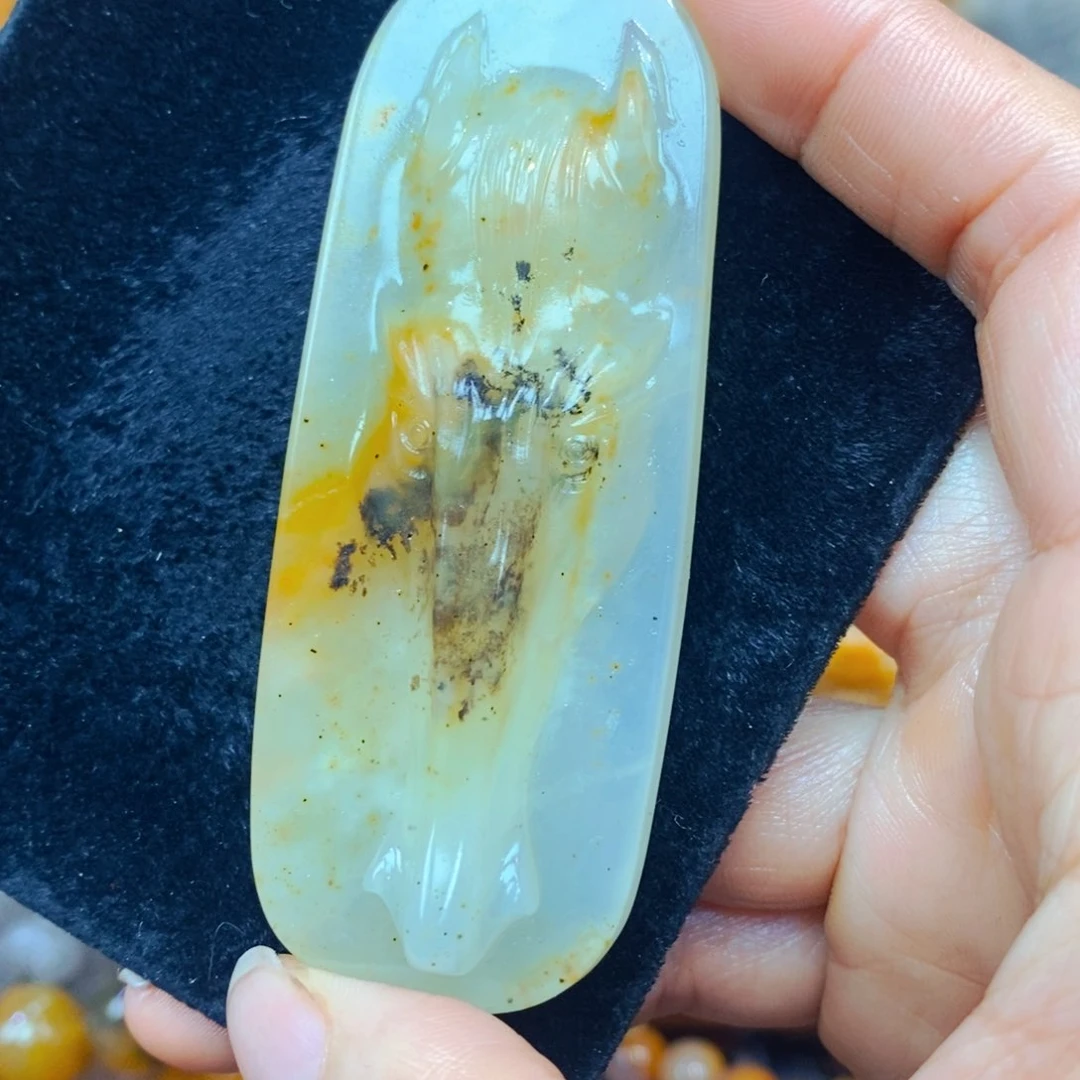 未镶嵌石英质玉（黄龙玉）颈饰