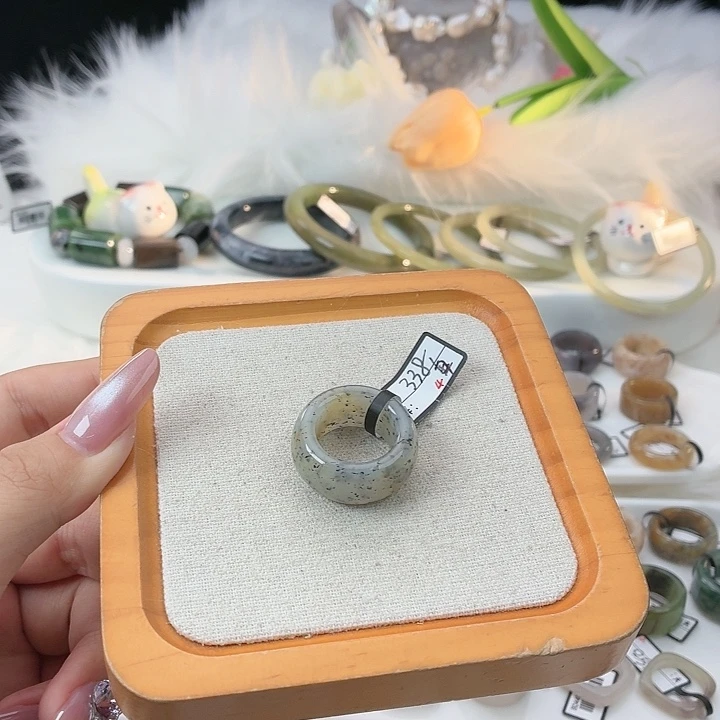 和田玉（糖玉）未镶嵌戒指t23点墨飘糖直径17.7不退换