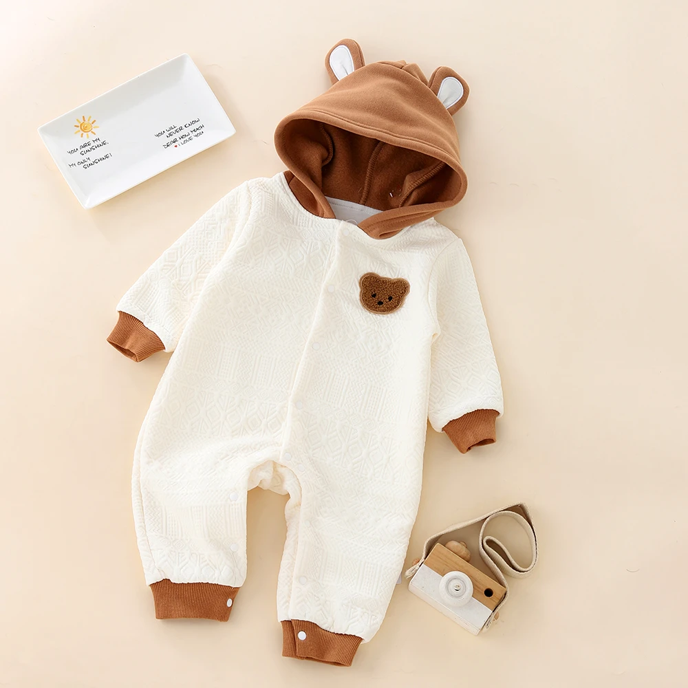 熊耳帽带里哈衣新款超萌女婴儿衣服春秋套装连体衣一岁男宝宝