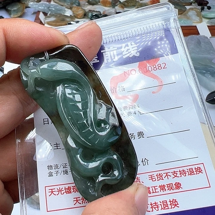 翡翠未镶嵌颈饰建*