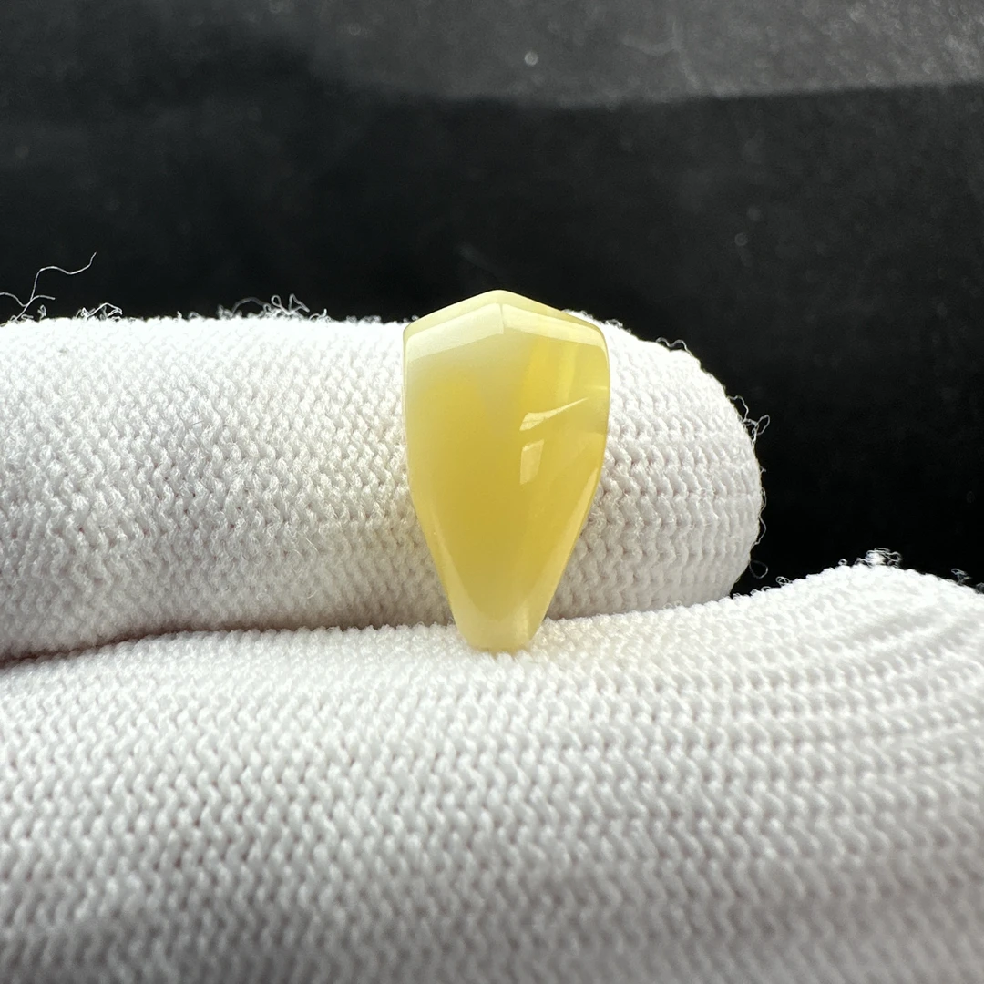 Z3188 天然蜜蜡 鲨鱼背三通 8.7*15.6mm支持复检