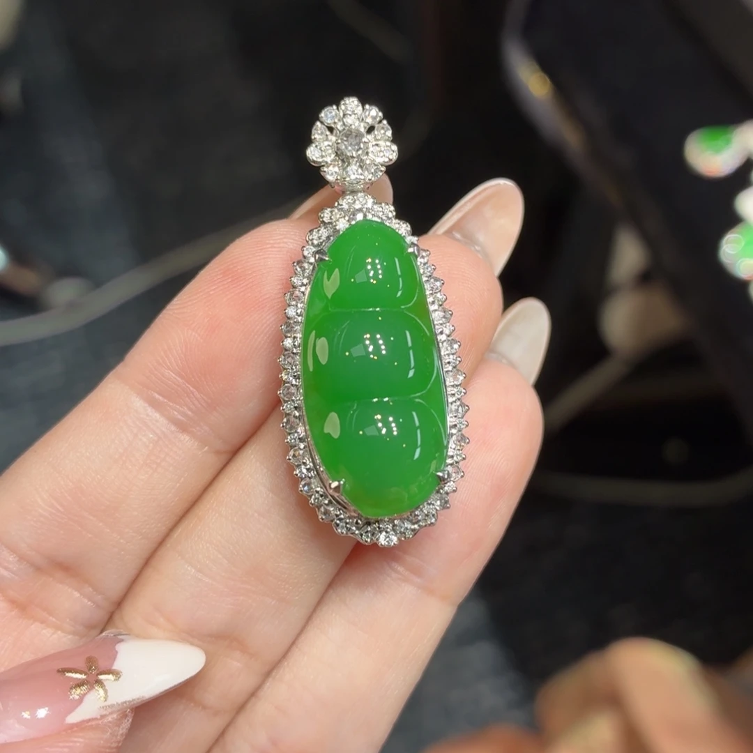 颈饰18K金镶嵌翡翠