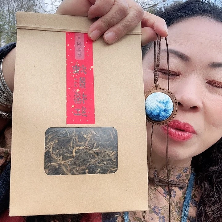 古树红茶加一个蓝染项链