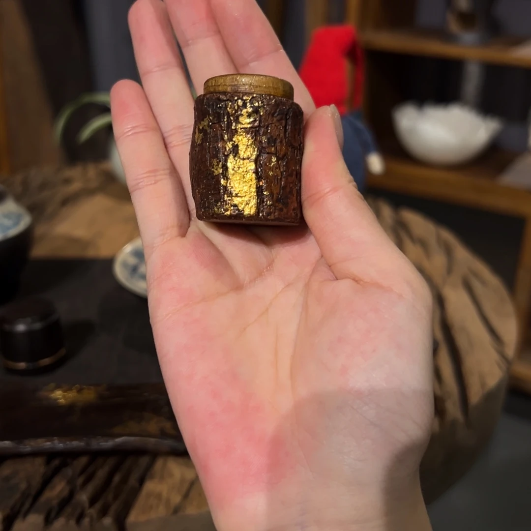 瓷片陶瓷。    陶瓷。