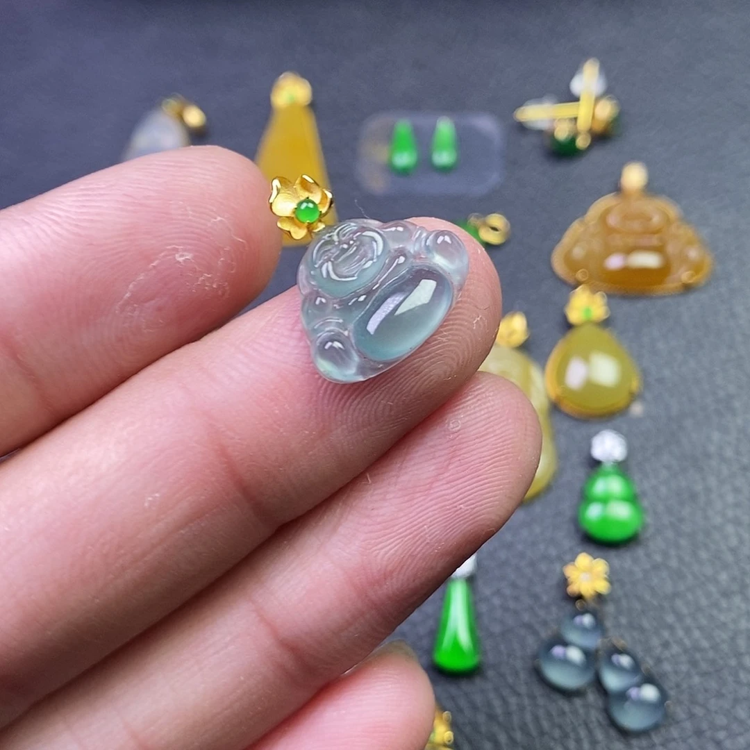 颈饰18K金镶嵌翡翠