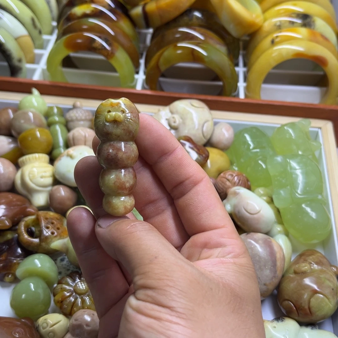 蛇纹石玉未镶嵌颈饰
