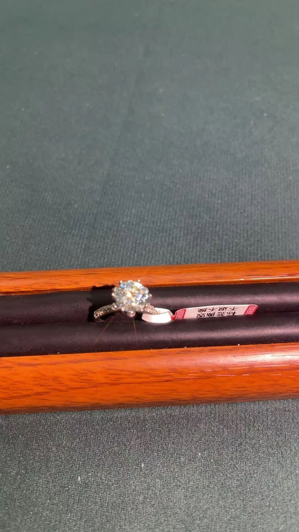 a694冰雪皇后蓝色六爪戒指多样发