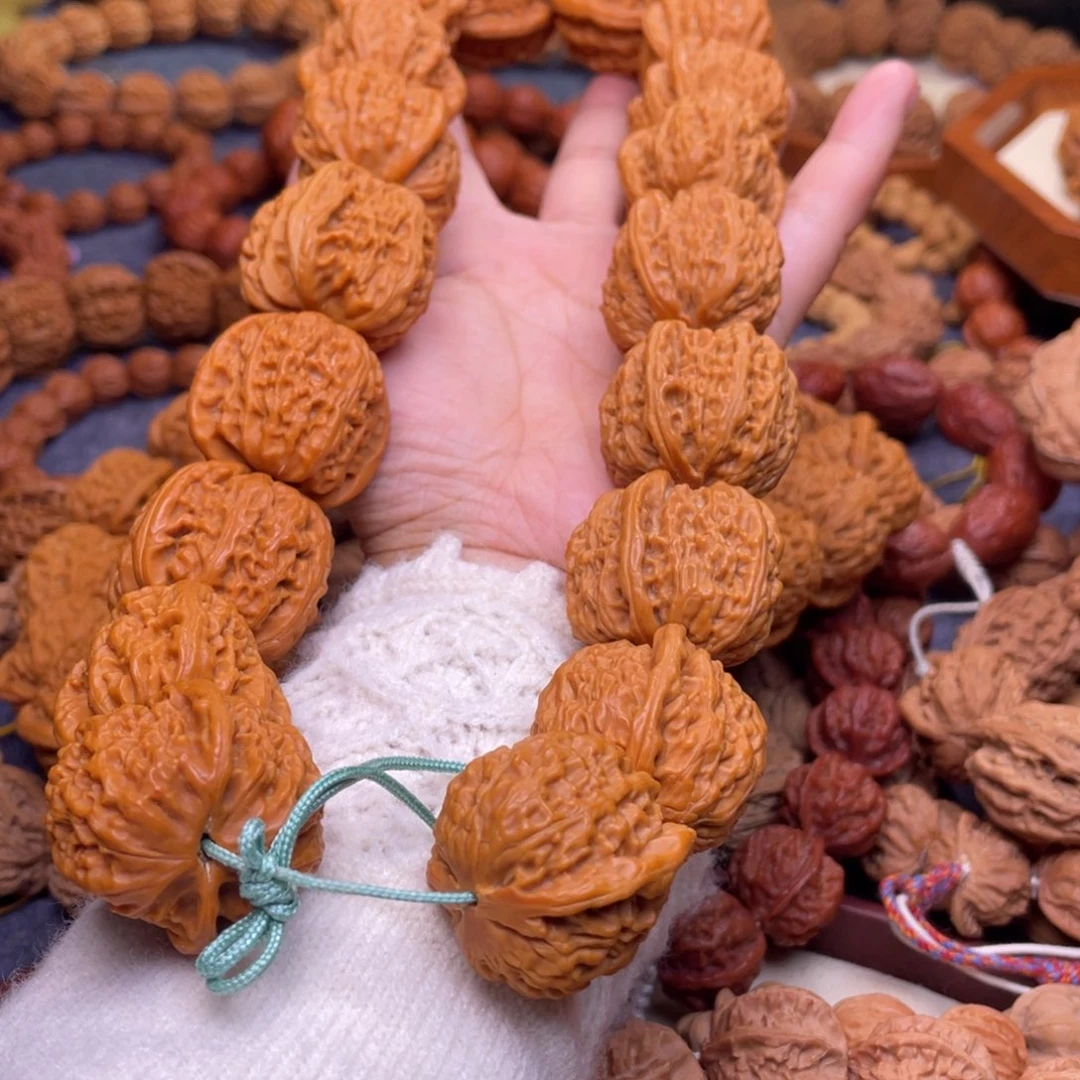 文玩核桃吊坠白狮子