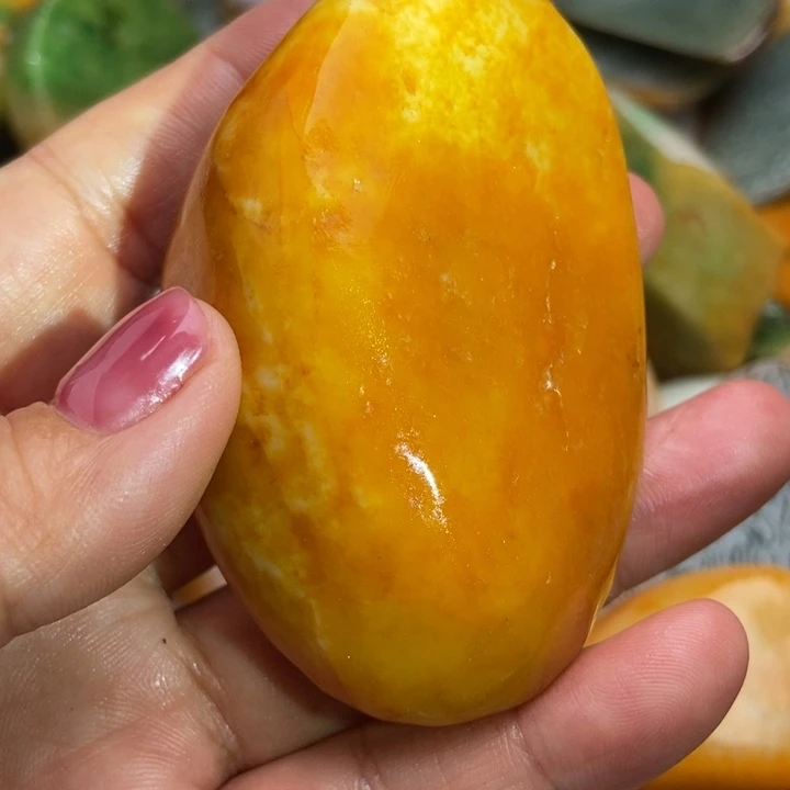 翡翠未镶嵌颈饰亮