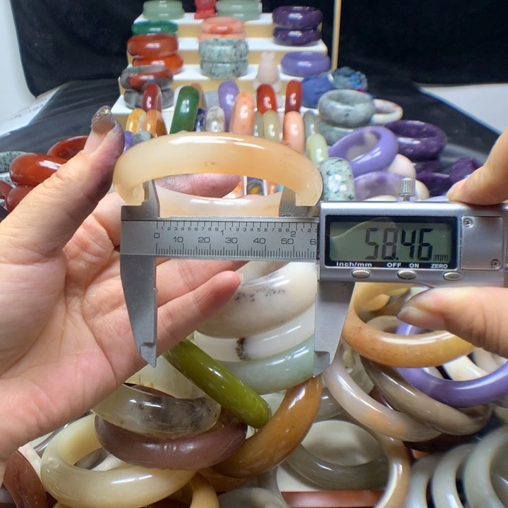 未镶嵌手镯石英质玉