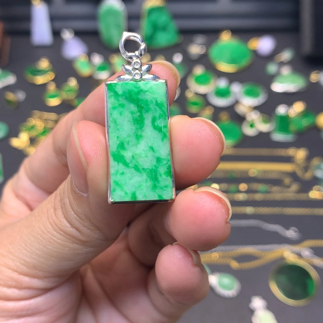 翡翠18K金镶嵌颈饰有纹