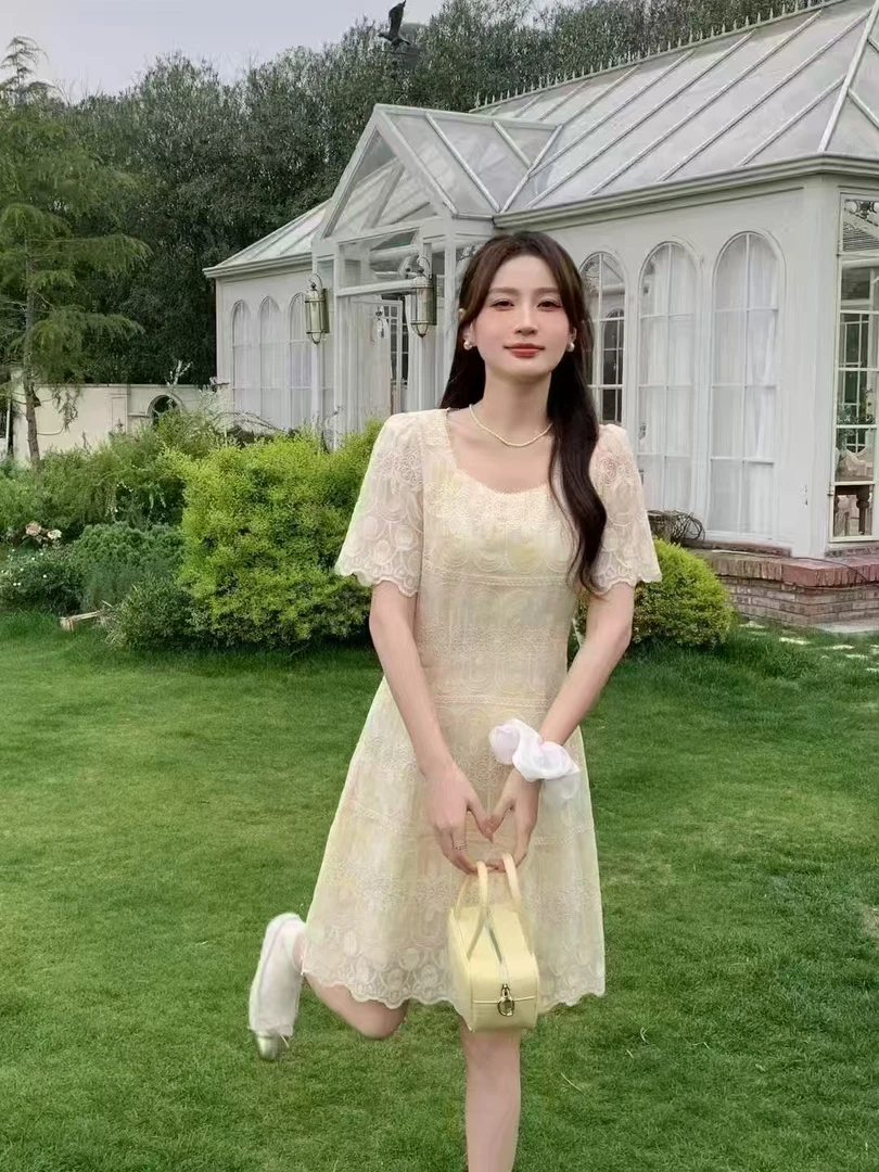 刺绣中腰夏季娃娃领X型裙连衣裙法式复古甜美温柔风泡泡袖