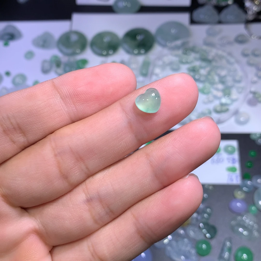 翡翠未镶嵌颈饰爱心