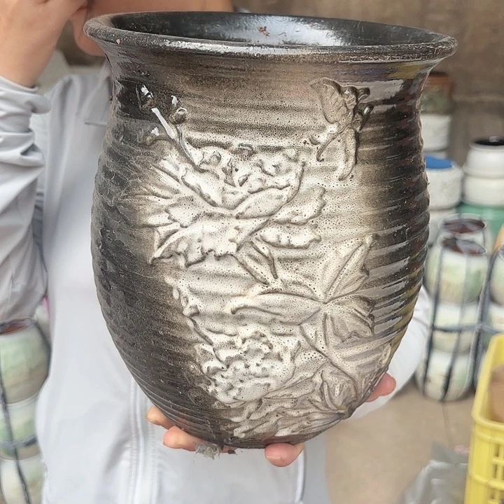 紫砂茶碗黑蝶恋花口径20高度24一个