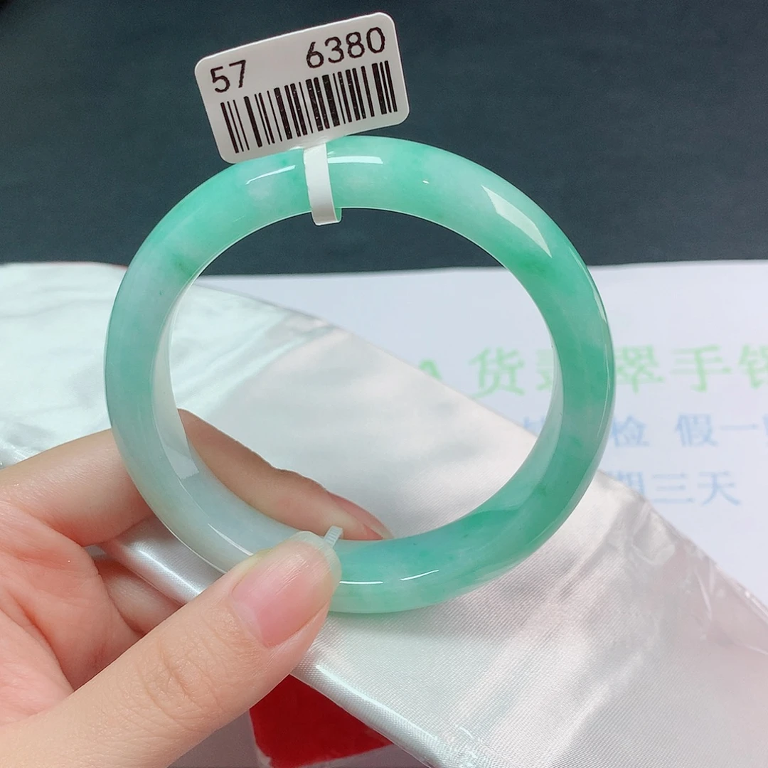 翡翠手镯未镶嵌翡翠手镯