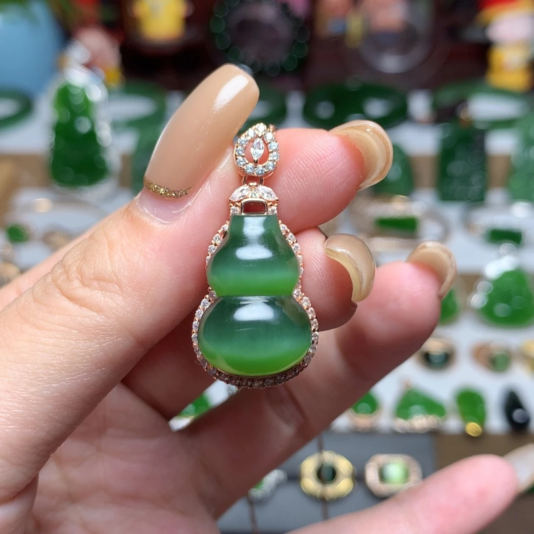 颈饰未镶嵌和田玉（碧玉）