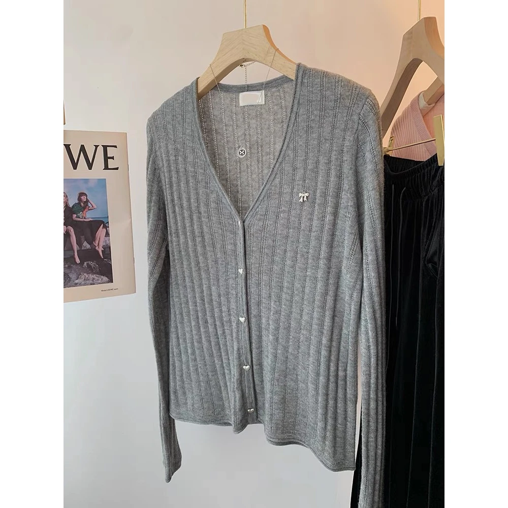 /蝴蝶爱心扣/纯色竖条纹理V领长袖针织开衫女弹力小外套D138