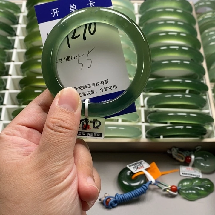 亦***凡蛇纹石玉未镶嵌手镯