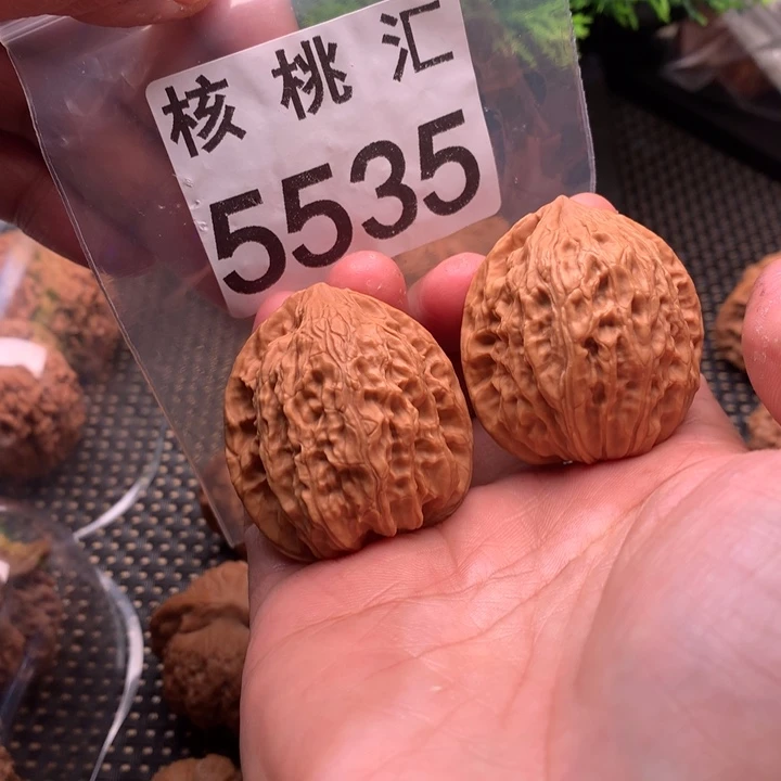 文玩核桃吊坠野生金牛37