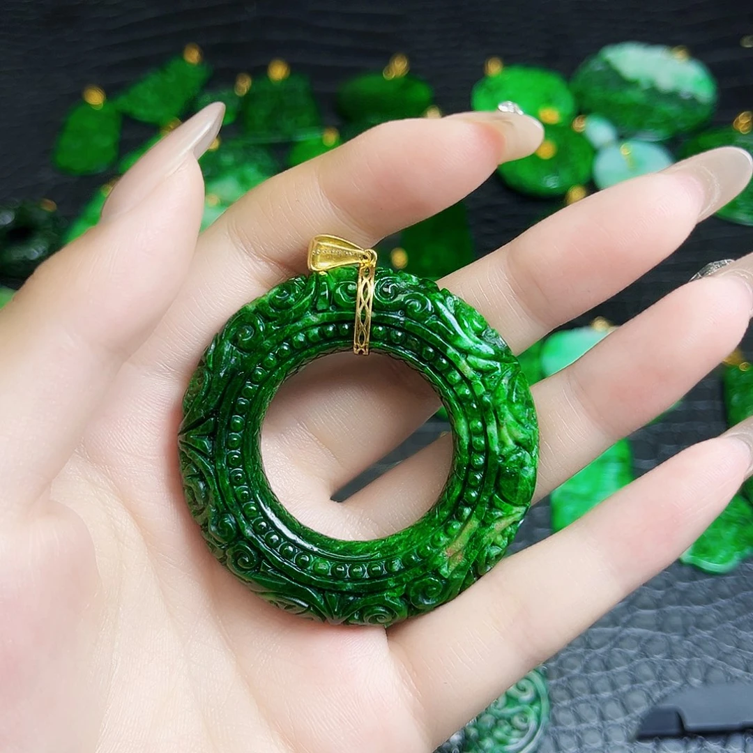 颈饰18K金镶嵌翡翠多样性