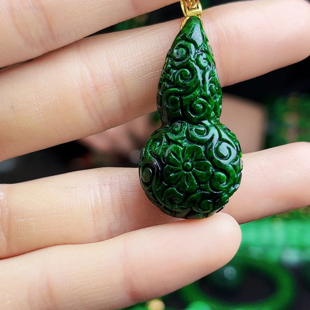 颈饰18K金镶嵌翡翠多样性