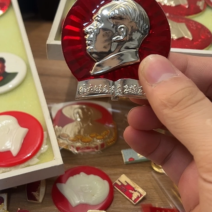 奕***爱像章一一一高贵轻复古一一一一一